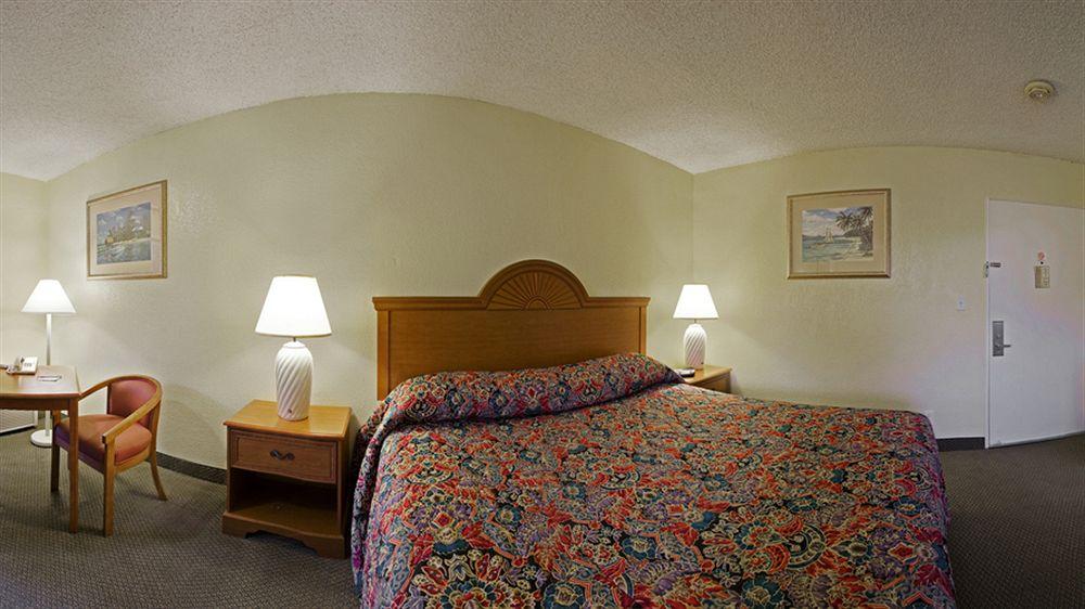 Super 8 By Wyndham Oceanside Marty'S Valley Inn 외부 사진