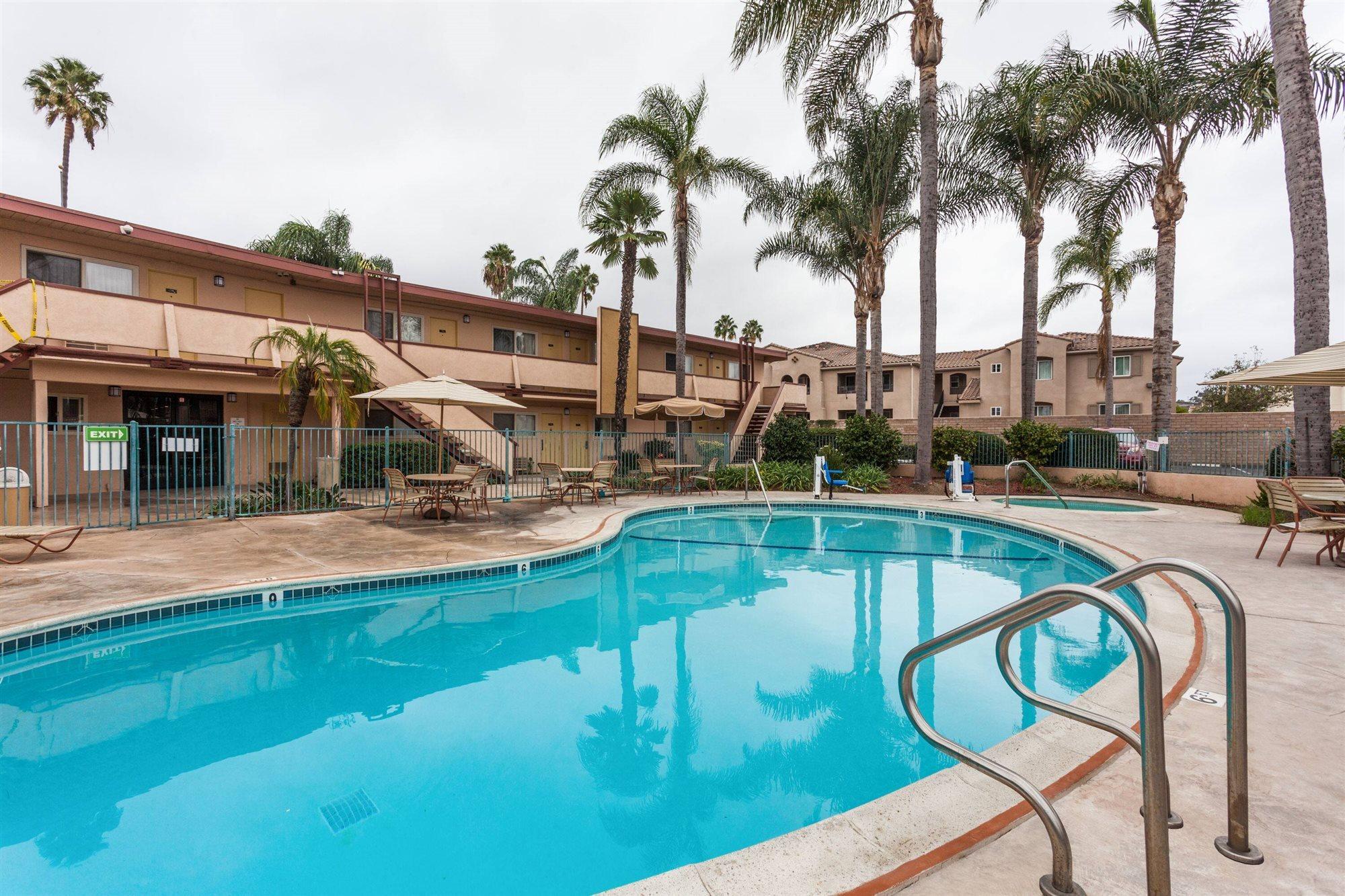 Super 8 By Wyndham Oceanside Marty'S Valley Inn 외부 사진