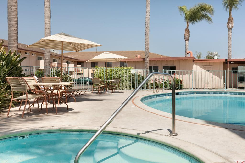 Super 8 By Wyndham Oceanside Marty'S Valley Inn 외부 사진