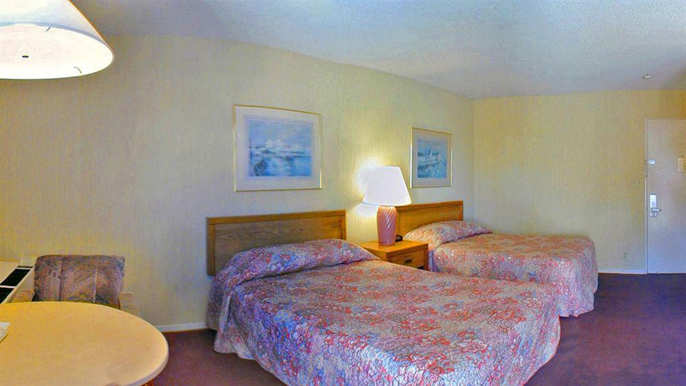 Super 8 By Wyndham Oceanside Marty'S Valley Inn 외부 사진